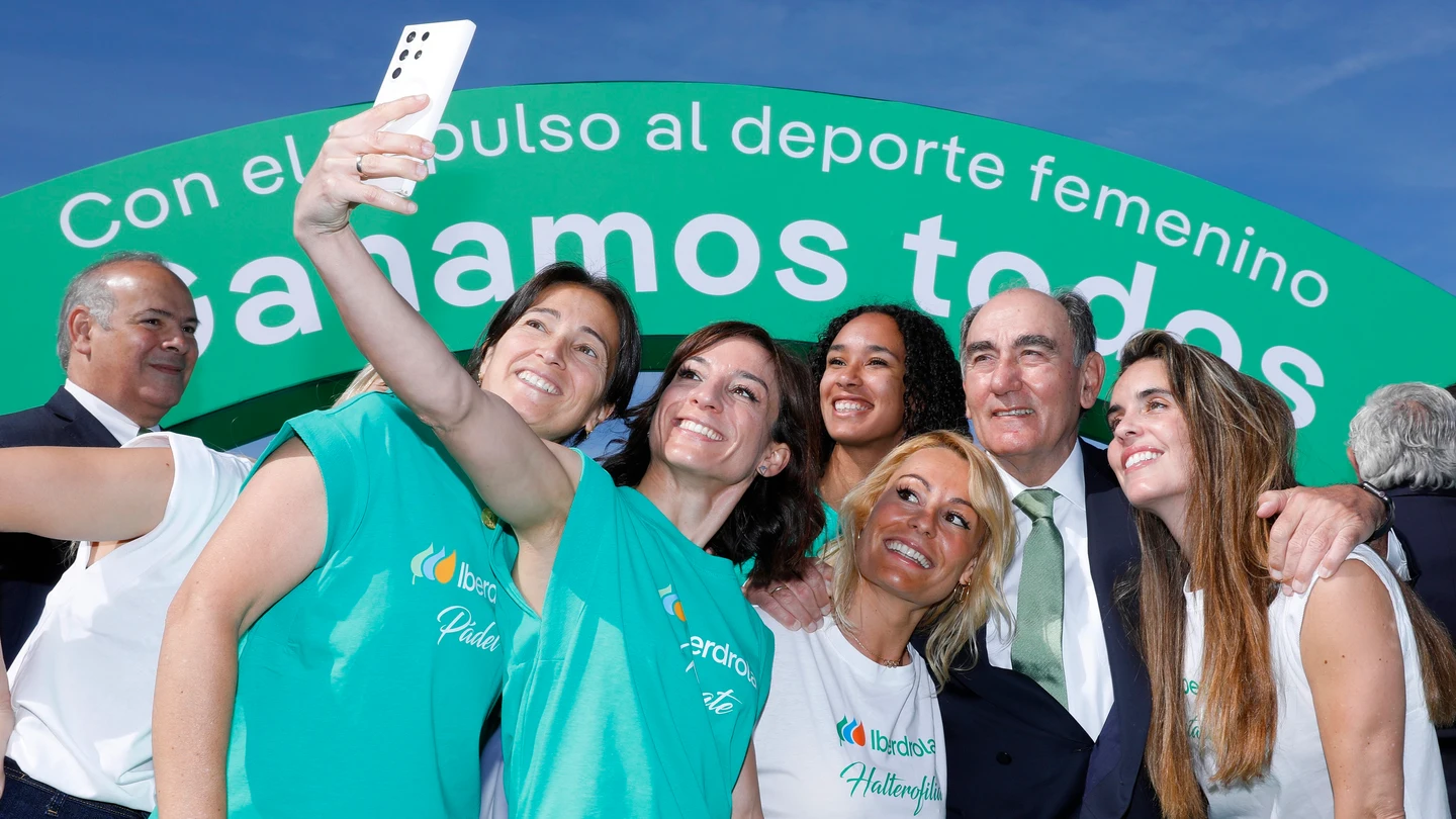 El presidente de Iberdrola con las embajadoras de la compañía El presidente de Iberdrola con las embajadoras de la compañía