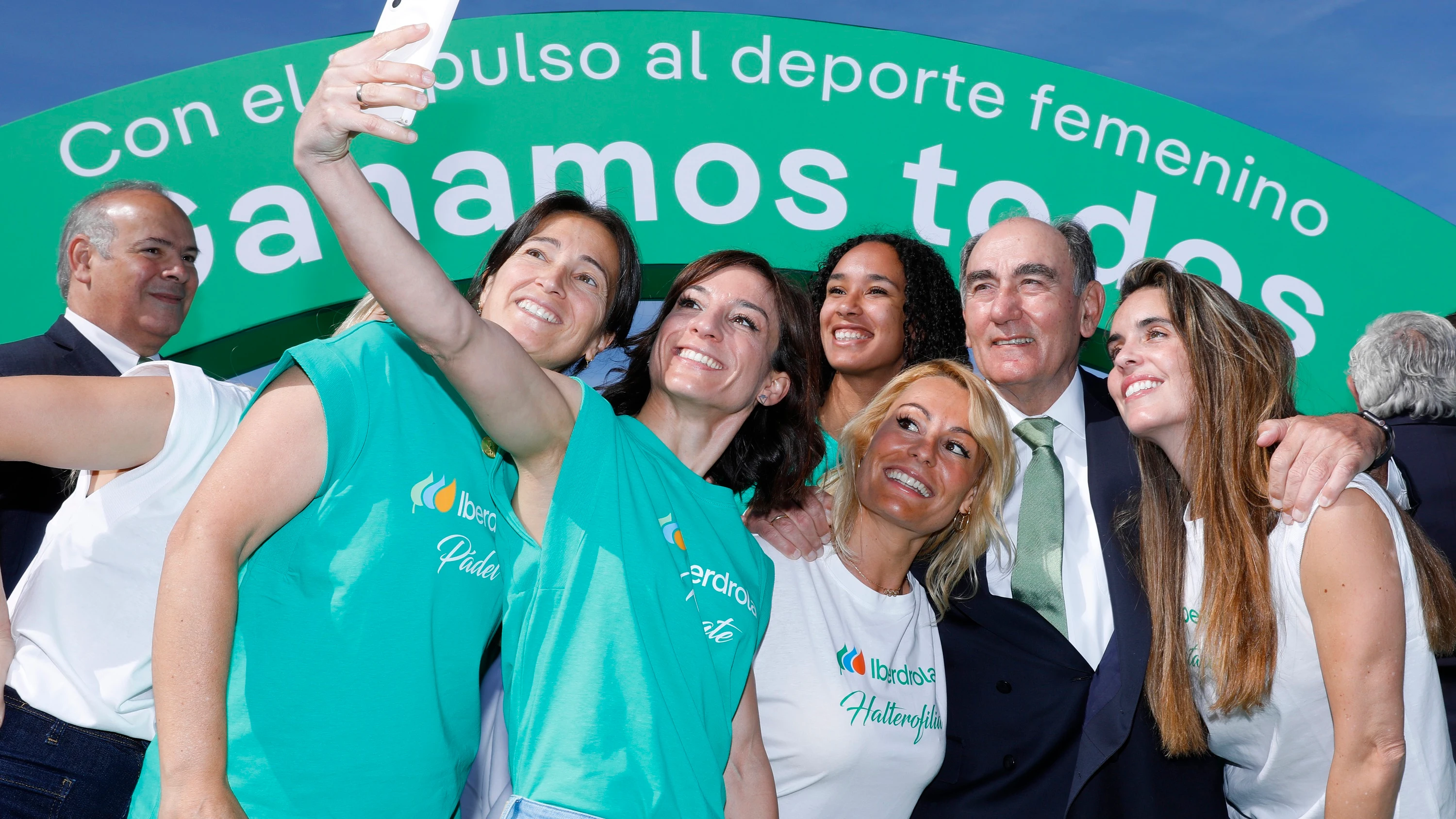 El presidente de Iberdrola con las embajadoras de la compañía
