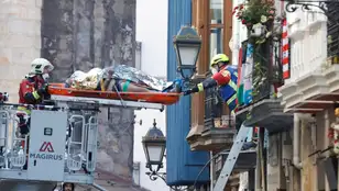 Momento del rescate de uno de los heridos en el derrumbe de un edificio en Bilbao