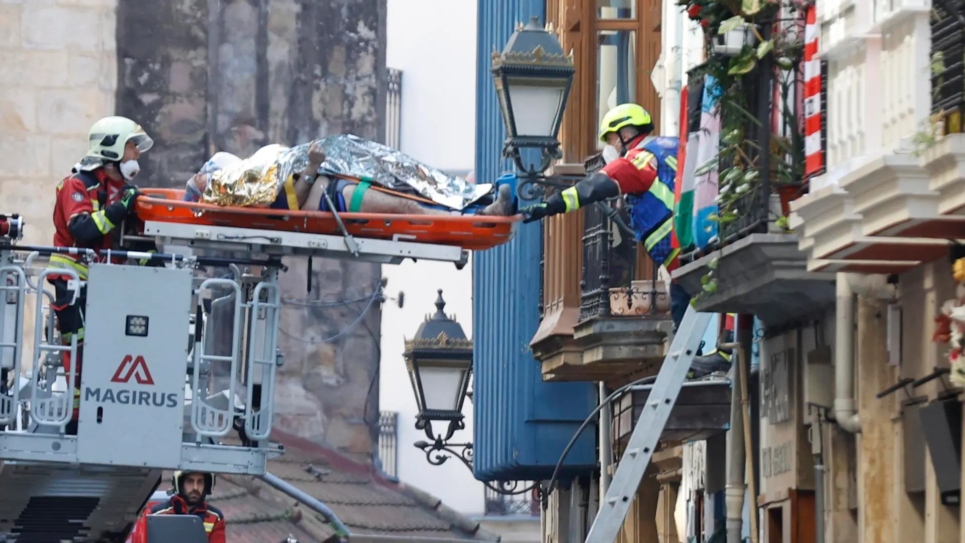 Momento del rescate de uno de los heridos en el derrumbe de un edificio en Bilbao