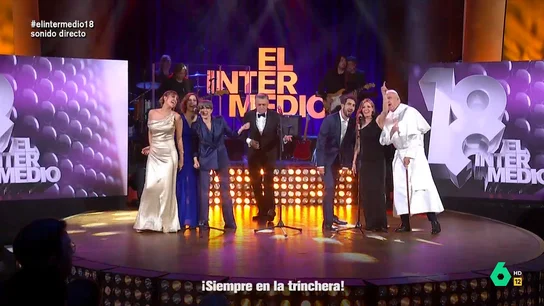 El temazo del equipo de El Intermedio por su 18 cumpleaños: "Vamos a dar cera, ¡18 más!" "¡Siempre en la trinchera! Dando caña sin parar, a izquierda y derecha, a derecha más, a derecha más", cantan Wyoming, Sandra Sabatés, Thais Villas, Cristina Gallego, Andrea Ropero, Isma Juárez y Raúl Pérez en este vídeo de El Intermedio.