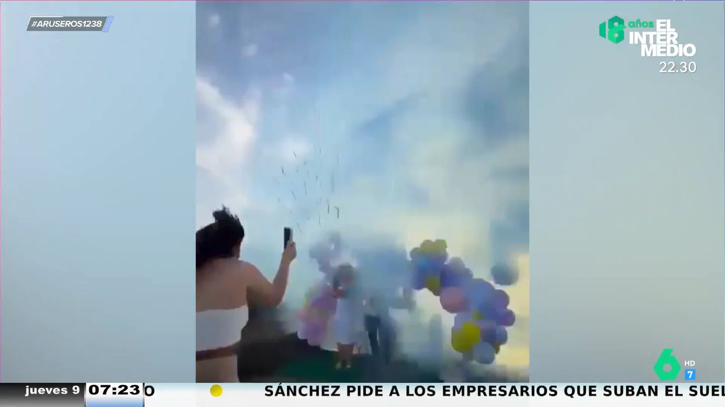 Utilizan una avioneta para revelar el sexo de su bebé y no acaba en susto de milagro: "Les da igual todo, solo quieren el vídeo" Utilizan una avioneta para revelar el sexo de su bebé y no acaba en susto de milagro: "Les da igual todo, solo quieren el vídeo"