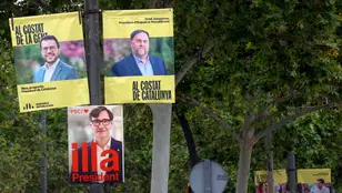Vista de carteles electorales de ERC y del PSC en una calle de L&#39;Hospitalet de Llobregat (Barcelona)
