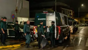 La Guardia Civil introduce en los furgones las pertenencias de los detenidos por el asesinato de dos guardias civiles en Barbate (Archivo).