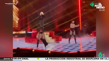 El fallo viral de España en Eurovisión: así se le atasca el pantalón a un bailarín mientras Nebulossa canta 'Zorra'