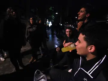 jóvenes haciendo botellón jóvenes haciendo botellón