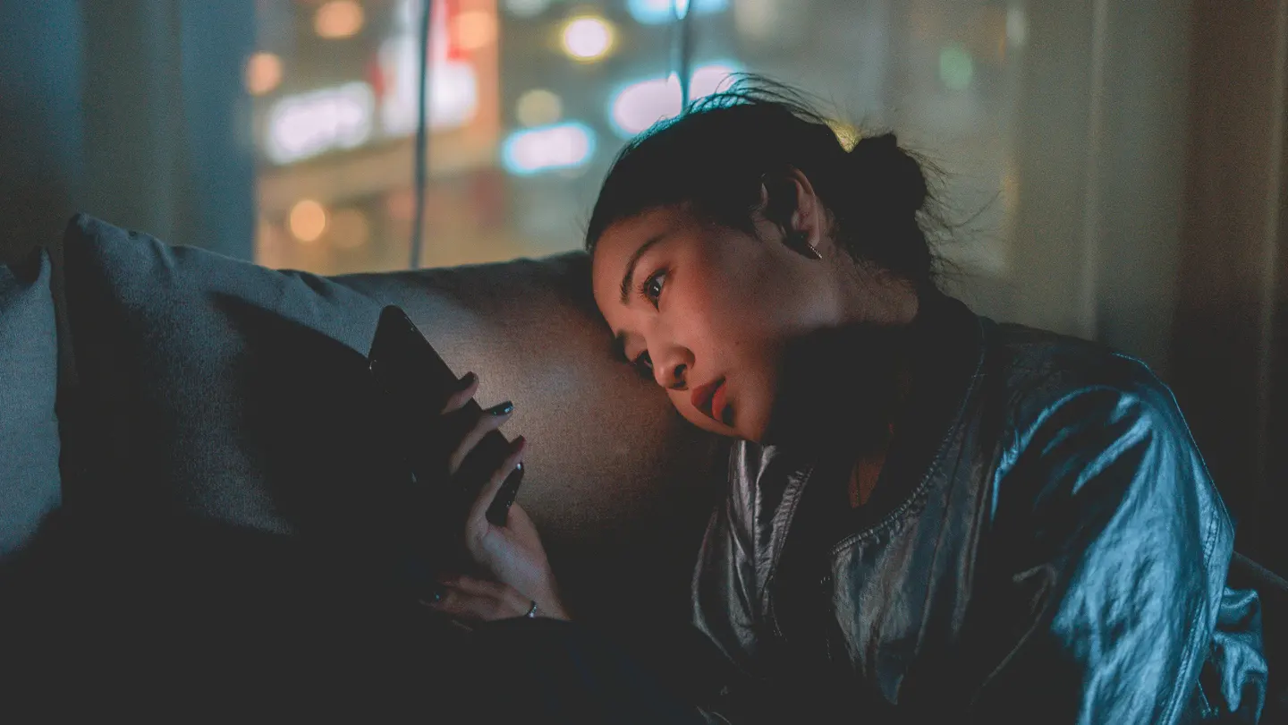 Una mujer mira su móvil Di adiós al scroll infinito: este libro te va a enseñar a controlar el cóctel de hormonas que te tiene atrapado