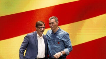 El presidente del Gobierno, Pedro Sánchez (d) y el candidato socialista a la presidencia de la Generalitat, Salvador Illa,