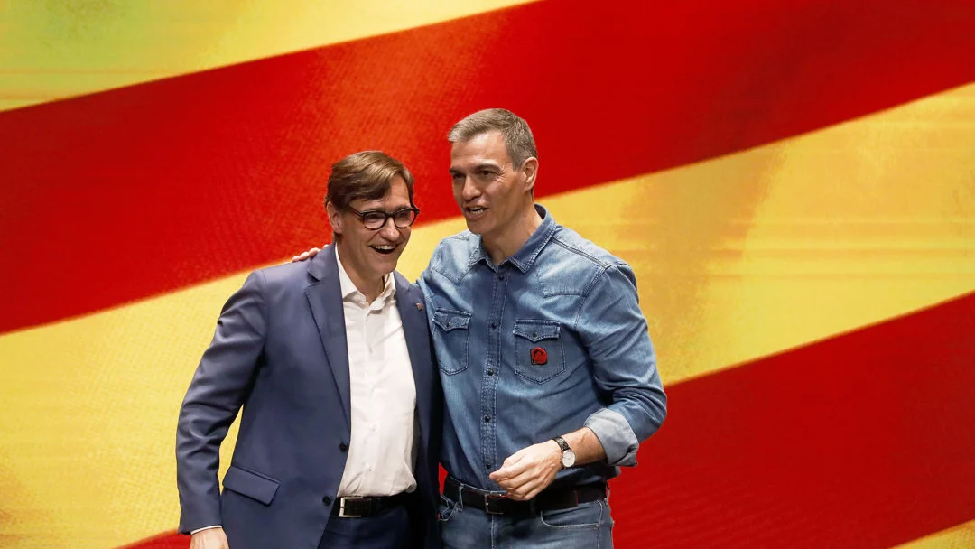 El presidente del Gobierno, Pedro Sánchez (d) y el candidato socialista a la presidencia de la Generalitat, Salvador Illa/ EFE/ Andreu Dalmau