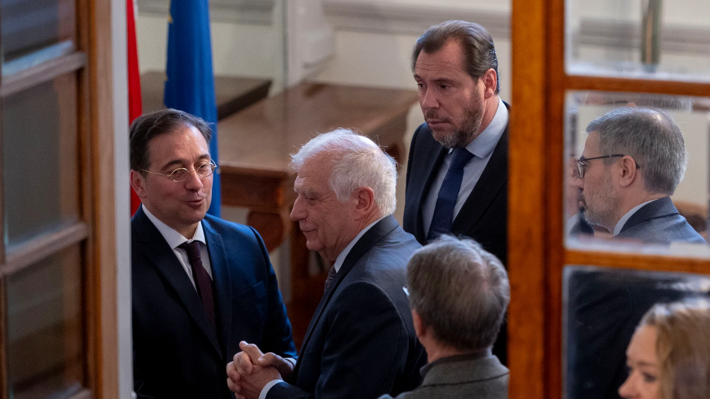 El ministro de Exteriores, José Manuel Albares; el jefe de la diplomacia europea, Josep Borrell; y el ministro de Transportes, Óscar Puente El ministro de Exteriores, José Manuel Albares; el jefe de la diplomacia europea, Josep Borrell; y el ministro de Transportes, Óscar Puente