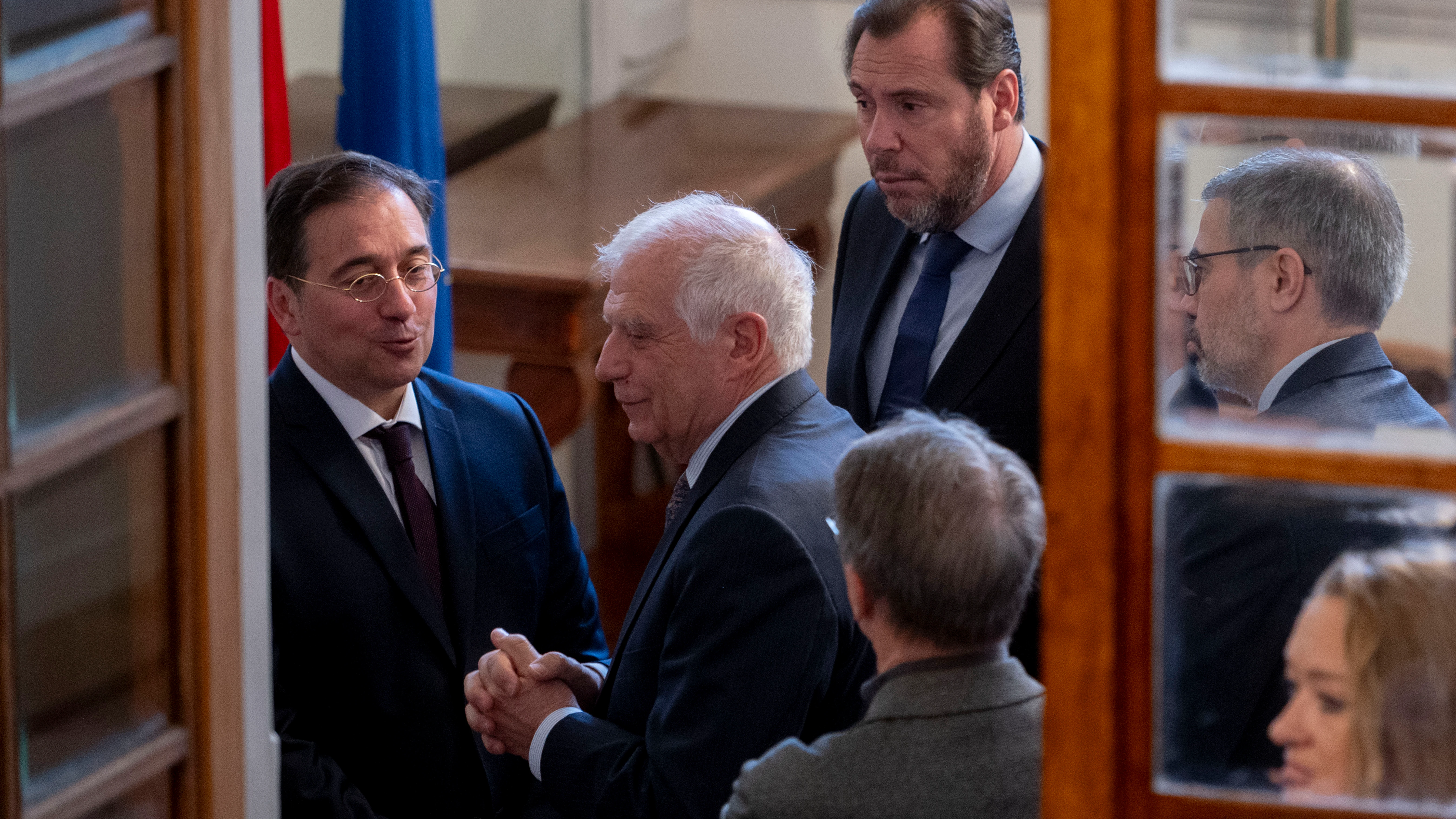 El ministro de Exteriores, José Manuel Albares; el jefe de la diplomacia europea, Josep Borrell; y el ministro de Transportes, Óscar Puente