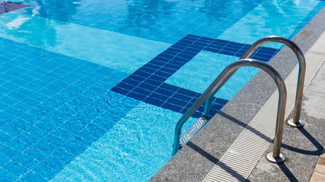 Imagen de archivo de una piscina.