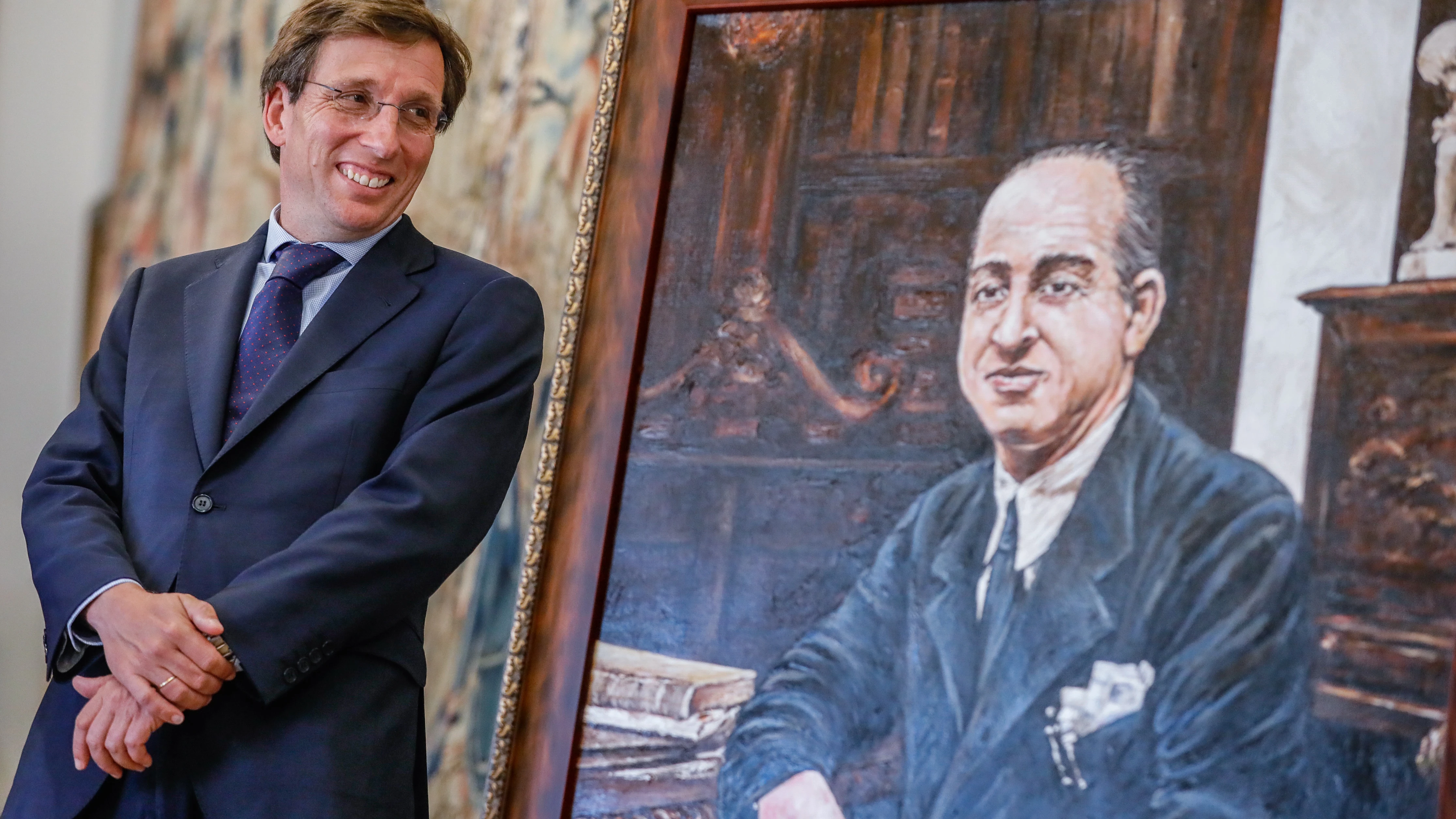 Almeida en el acto en el que se ha descubierto el retrato de Melchor Rodríguez