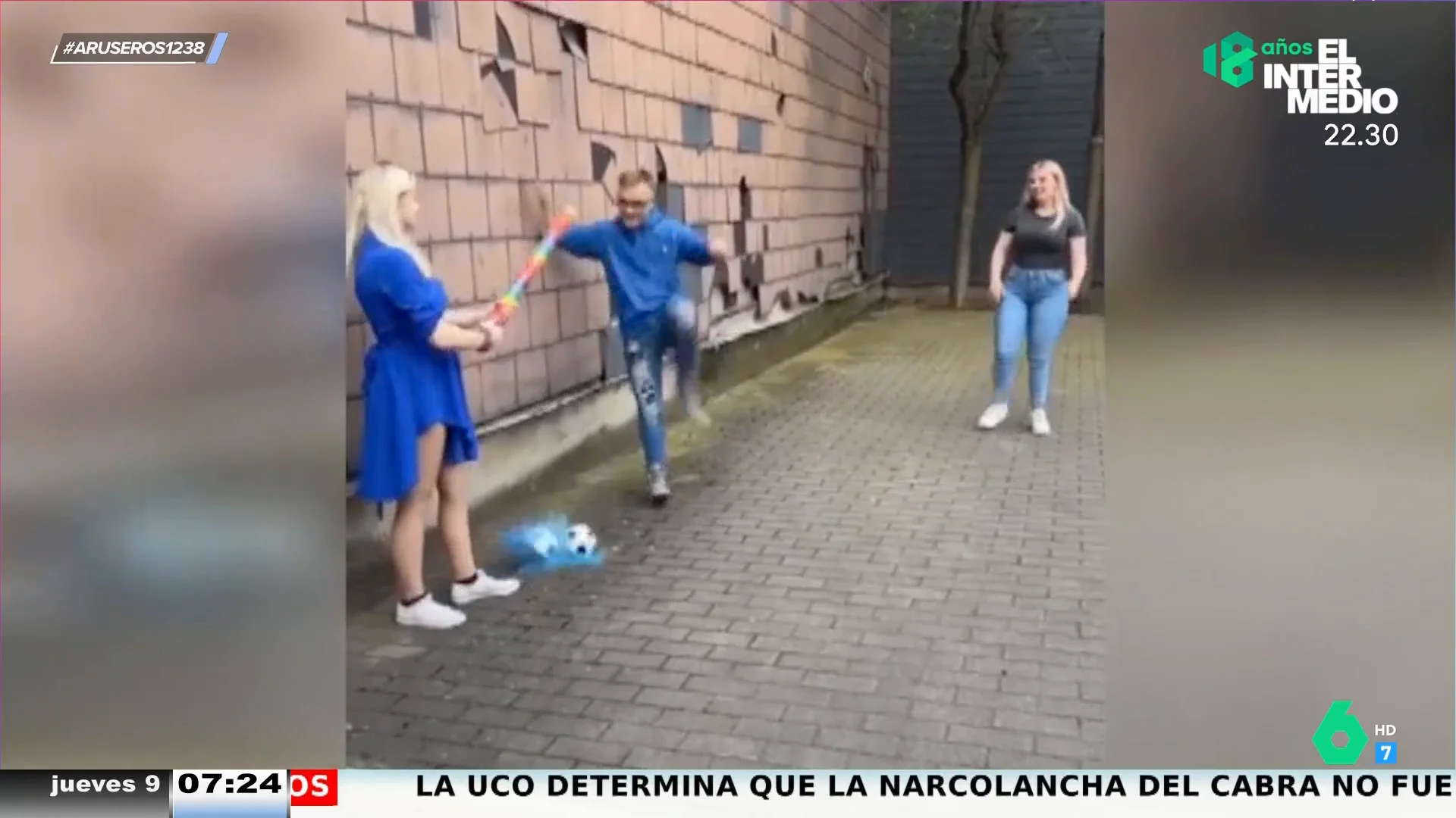 Quiere revelar el sexo dando una patada a un balón pero no le da: "¿Hemos encontrado alguien peor que Dembélé?"