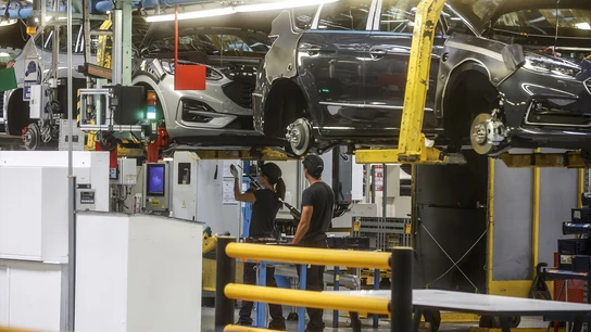 Trabajadores con un vehículo en la fábrica de Ford en Almussafes, Valencia. Trabajadores con un vehículo en la fábrica de Ford en Almussafes, Valencia.
