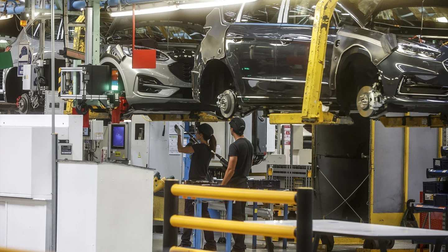 Trabajadores con un vehículo en la fábrica de Ford en Almussafes, Valencia. Trabajadores con un vehículo en la fábrica de Ford en Almussafes, Valencia.