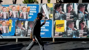 Vista de carteles electorales pidiendo el voto en las elecciones catalanas del 12 de mayo en el centro de Tarragona