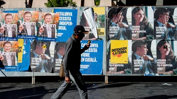 Vista de carteles electorales pidiendo el voto en las elecciones catalanas del 12 de mayo en el centro de Tarragona