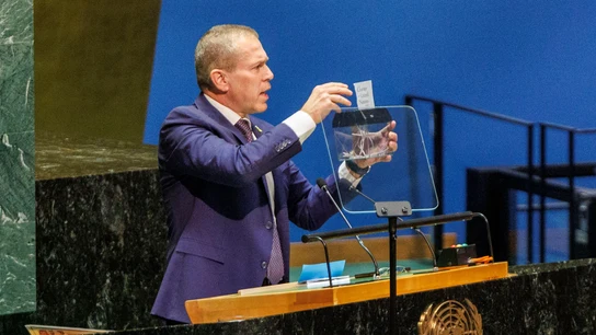 El embajador de Israel ante la ONU, Gilad Erdan, tritura la carta de Naciones Unidas El embajador de Israel ante la ONU, Gilad Erdan, tritura la carta de Naciones Unidas