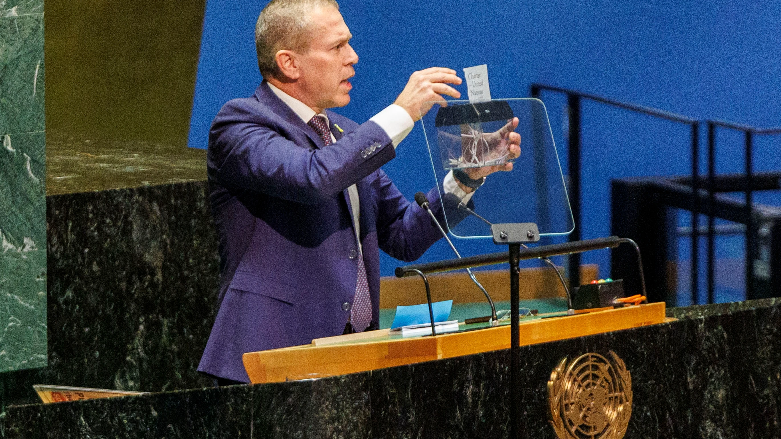El embajador de Israel ante la ONU, Gilad Erdan, tritura la carta de Naciones Unidas