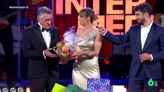 El vacile de Isma Juárez a Wyoming con uno de los regalos: "Toma, una cesta de fruta del PP" El vacile de Isma Juárez a Wyoming con uno de los regalos: "Toma, una cesta de fruta del PP"