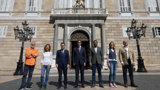 Los principales candidatos, menos Puigdemont, posan para la prensa antes de disfrutar de la tarde de reflexión  Los principales candidatos, menos Puigdemont, posan para la prensa antes de disfrutar de la tarde de reflexión