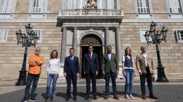 Los principales candidatos, menos Puigdemont, posan para la prensa antes de disfrutar de la tarde de reflexión 