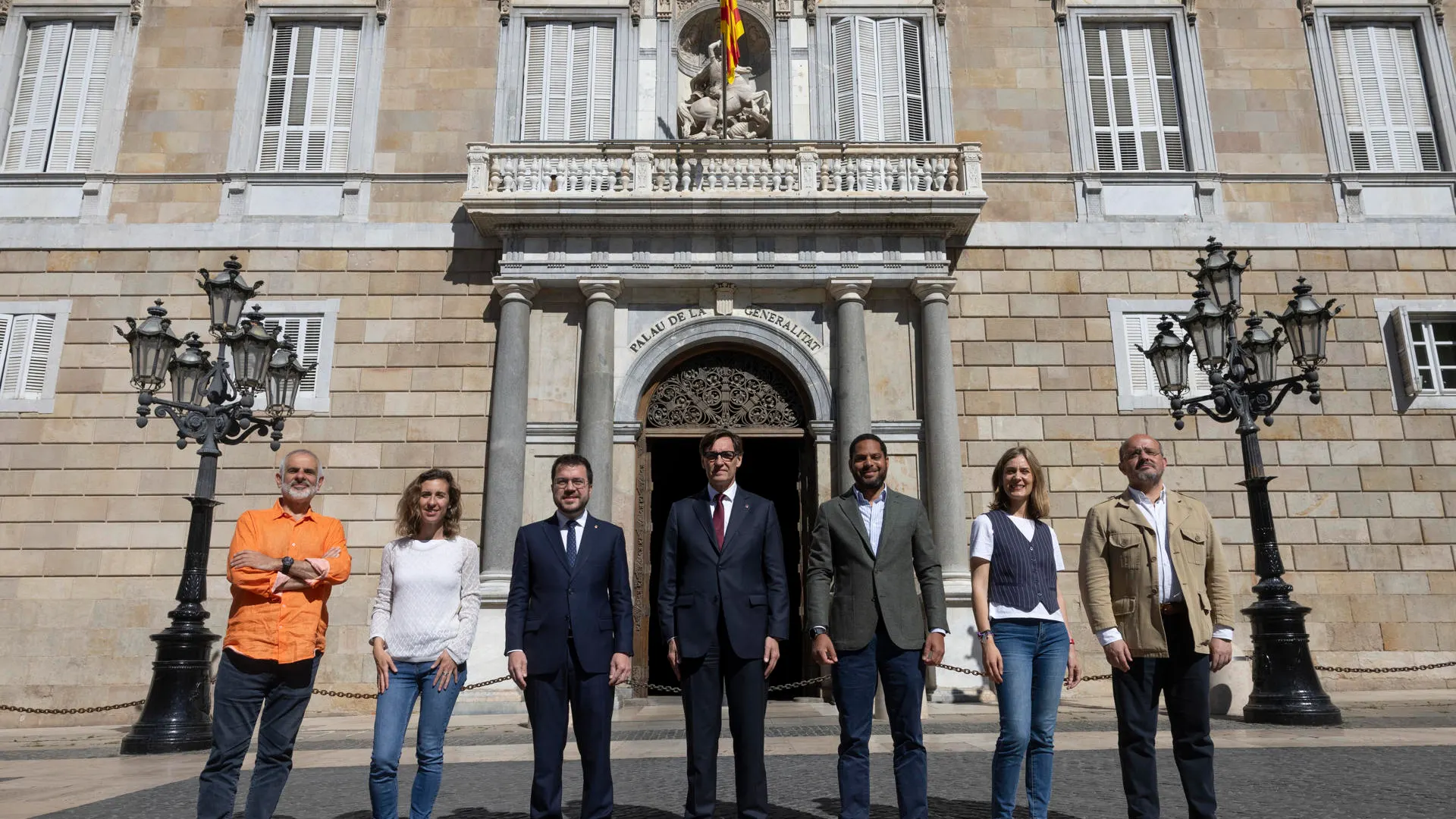 Los principales candidatos, menos Puigdemont, posan para la prensa antes de disfrutar de la tarde de reflexión 