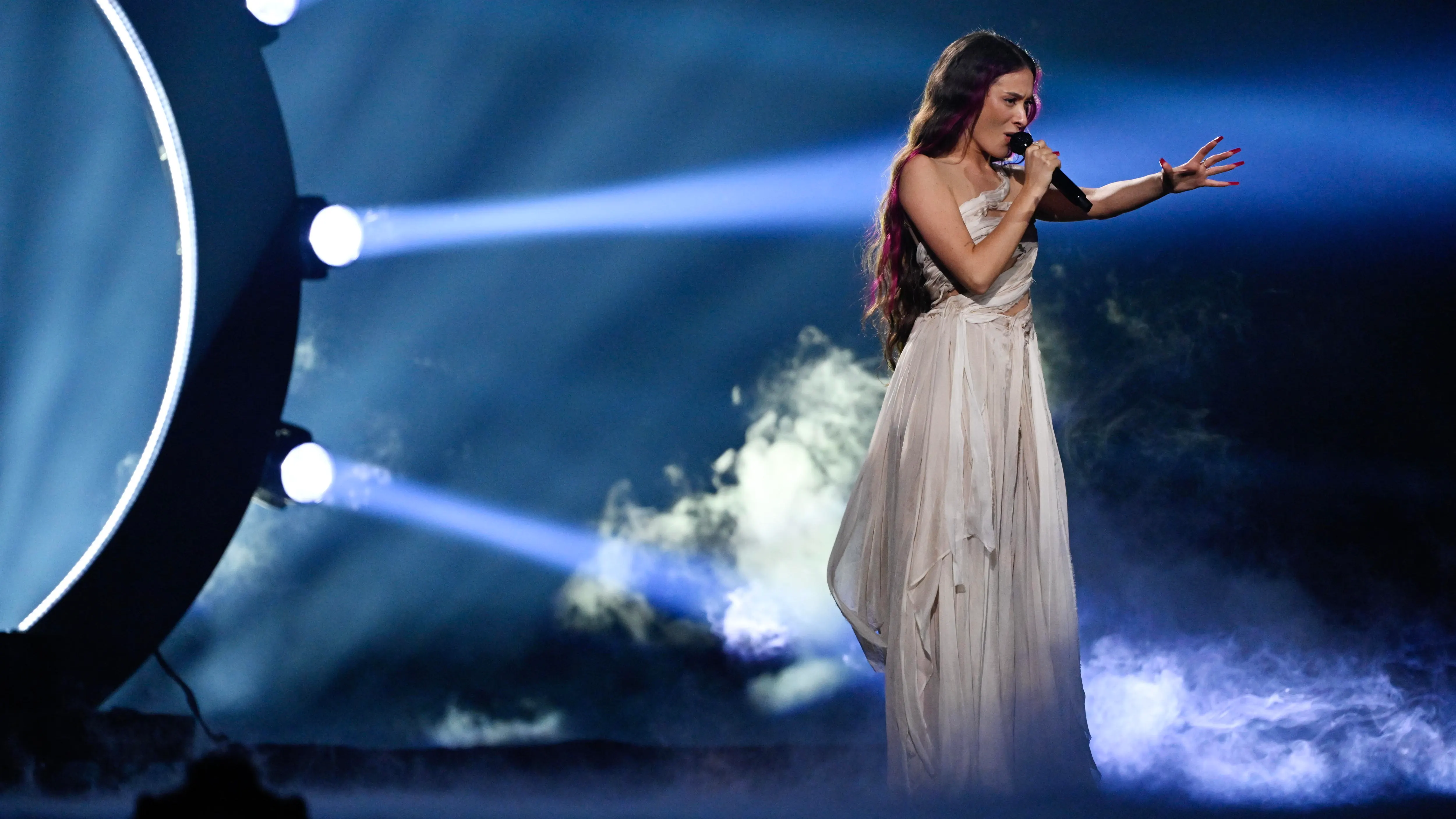 Eden Golan representando a Israel con la canción 'Hurricane' actúa durante la final de Eurovisión