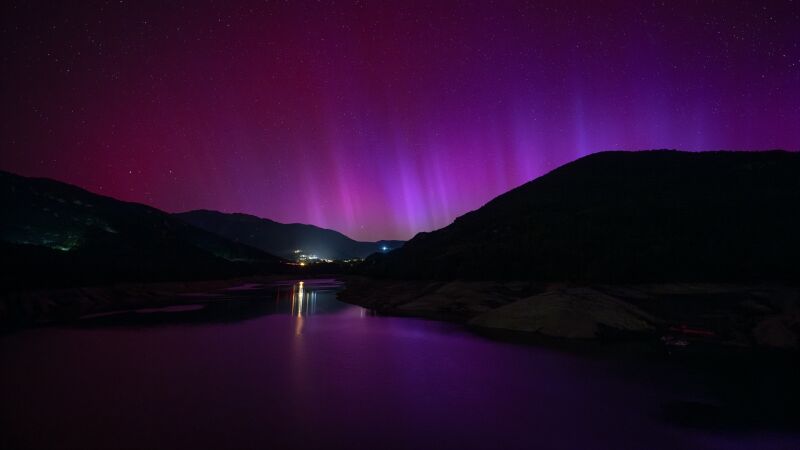 Aurora boreal desde el pantano de La Baells (Cataluña)