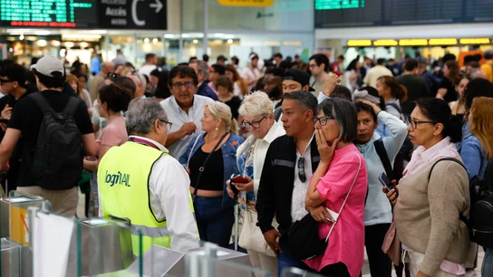 En la imagen, decenas de viajeros esperan en la estación de Sans en Barcelona.  En la imagen, decenas de viajeros esperan en la estación de Sans en Barcelona.