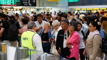 En la imagen, decenas de viajeros esperan en la estación de Sans en Barcelona. 