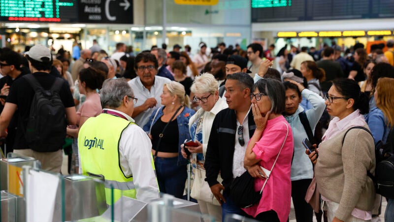 En la imagen, decenas de viajeros esperan en la estación de Sans en Barcelona. 