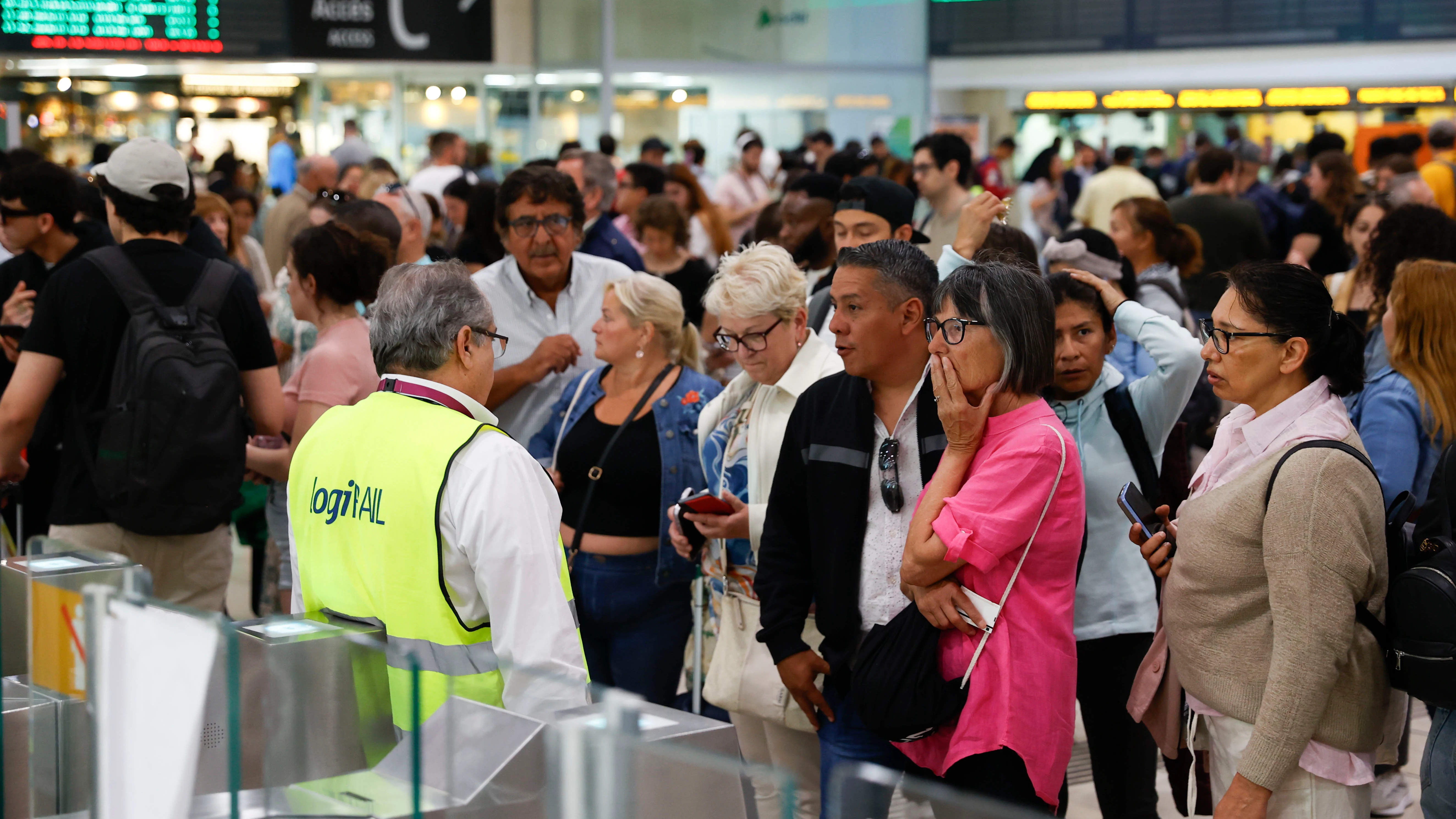 En la imagen, decenas de viajeros esperan en la estación de Sans en Barcelona. 