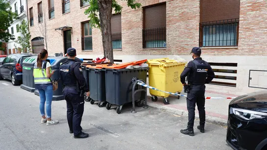 La Policía Nacional investiga el hallazgo del cadáver de un bebé de unos tres meses entre unos cubos de basura del distrito madrileño de Barajas. La Policía Nacional investiga el hallazgo del cadáver de un bebé de unos tres meses entre unos cubos de basura del distrito madrileño de Barajas.