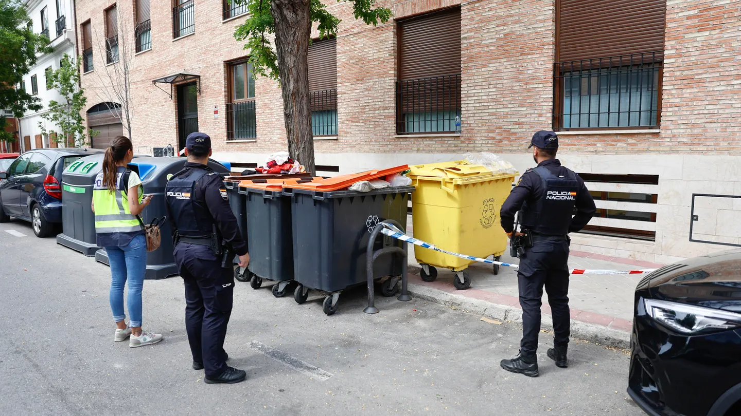 La Policía Nacional investiga el hallazgo del cadáver de un bebé de unos tres meses entre unos cubos de basura del distrito madrileño de Barajas. La Policía Nacional investiga el hallazgo del cadáver de un bebé de unos tres meses entre unos cubos de basura del distrito madrileño de Barajas.