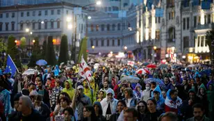 Georgianos protestan contra una ley que abre la puerta a ilegalizar a opositores locales