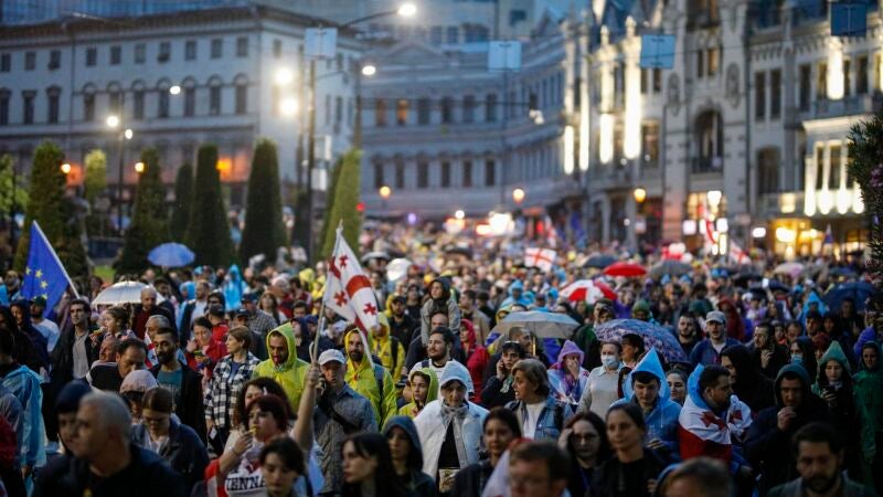 Georgianos protestan contra una ley que abre la puerta a ilegalizar a opositores locales