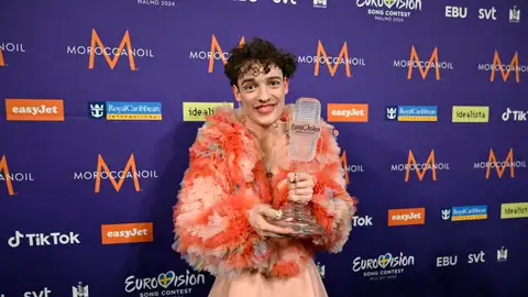 Nemo posa con el trofeo de Eurovisión