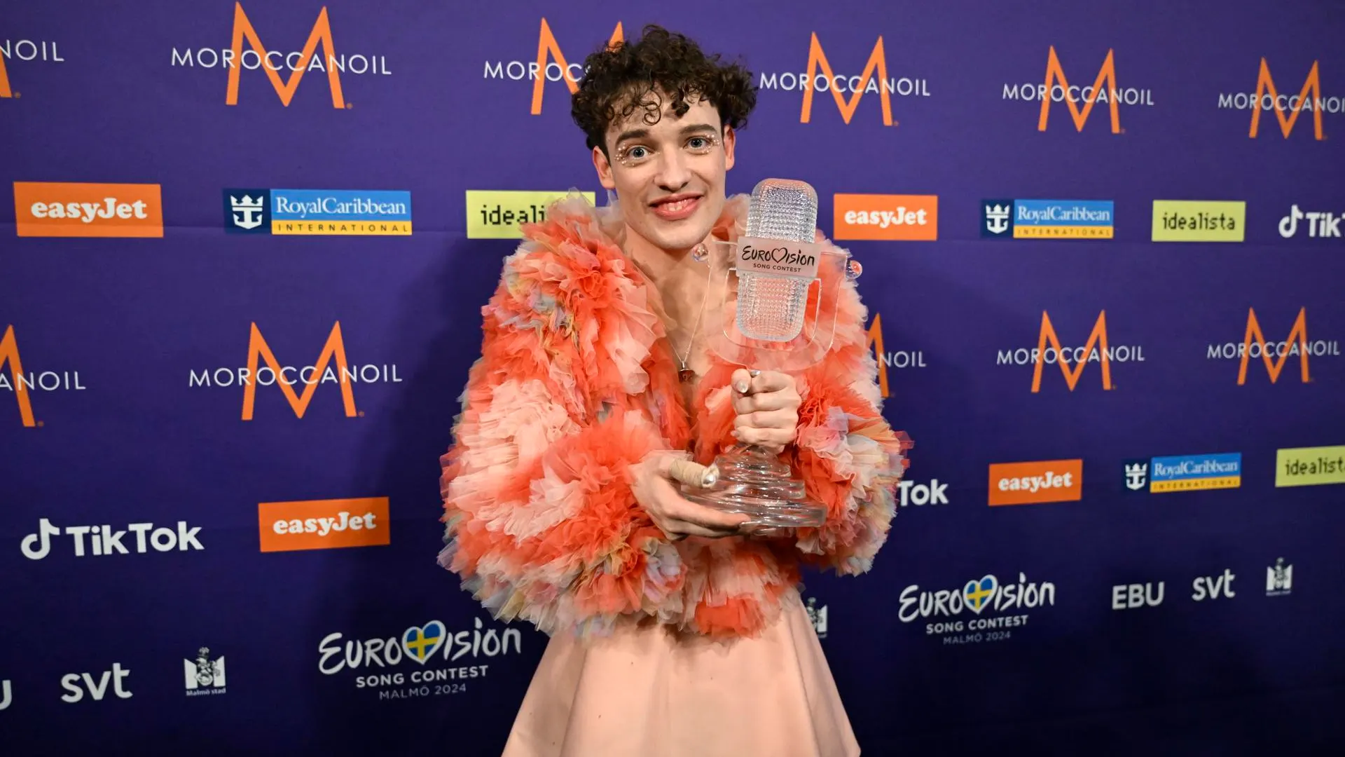 Nemo posa con el trofeo de Eurovisión