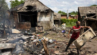 Imagen de archivo de da&ntilde;os en una localidad de Lugansk