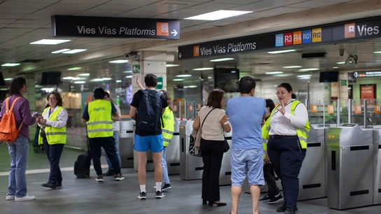 Una informadora da indicaciones a varios usuarios en la estación de cercanías de Renfe de Plaça Catalunya, este domingo en que ha habido se ha suspendido el servicio debido a las incidencias ocurridas en Rodalies a raíz de un nuevo robo de cobre Una informadora da indicaciones a varios usuarios en la estación de cercanías de Renfe de Plaça Catalunya, este domingo en que ha habido se ha suspendido el servicio debido a las incidencias ocurridas en Rodalies a raíz de un nuevo robo de cobre