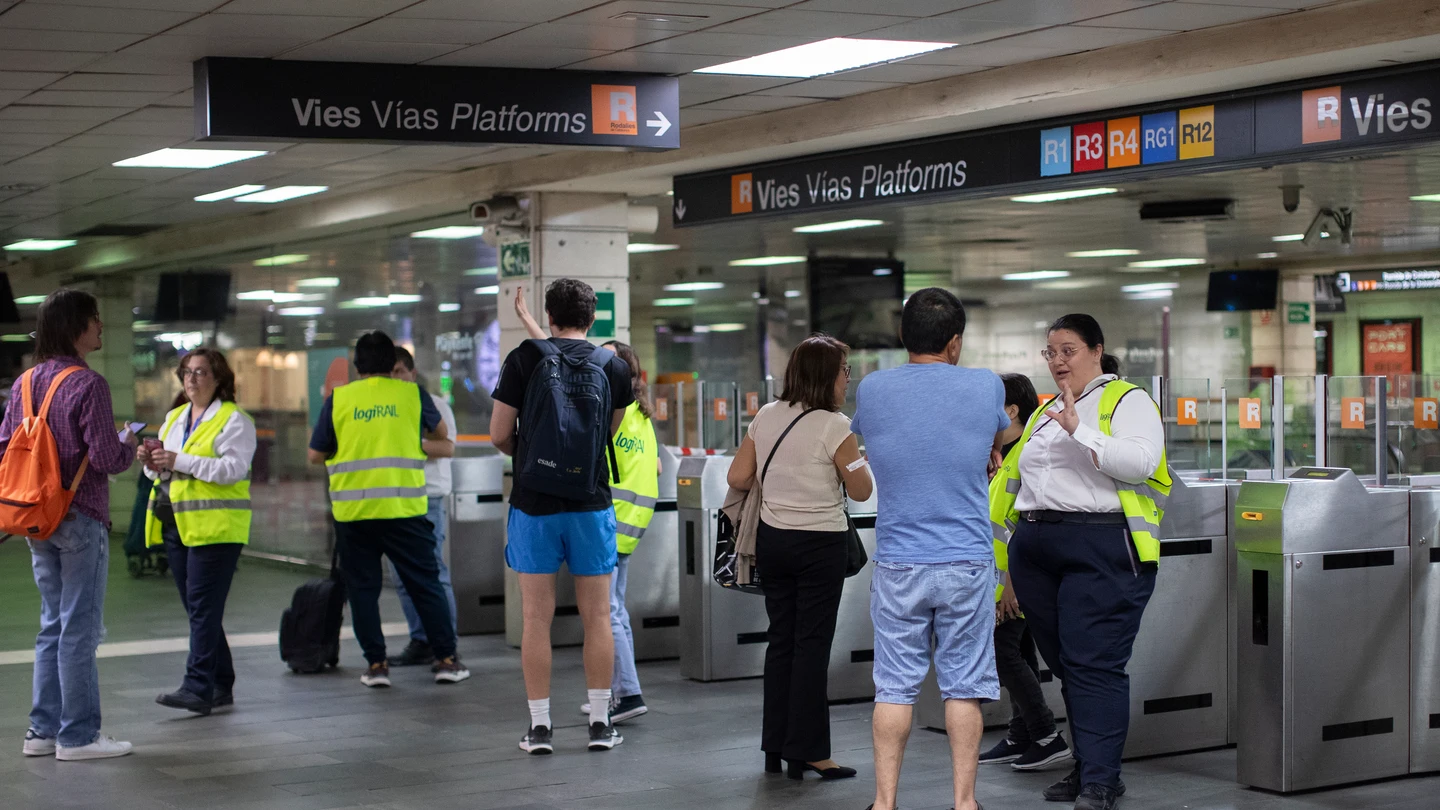 Una informadora da indicaciones a varios usuarios en la estación de cercanías de Renfe de Plaça Catalunya, este domingo en que ha habido se ha suspendido el servicio debido a las incidencias ocurridas en Rodalies a raíz de un nuevo robo de cobre Una informadora da indicaciones a varios usuarios en la estación de cercanías de Renfe de Plaça Catalunya, este domingo en que ha habido se ha suspendido el servicio debido a las incidencias ocurridas en Rodalies a raíz de un nuevo robo de cobre