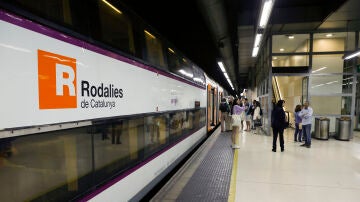 Un tren de Rodalies en la estación de Sants de Barcelona