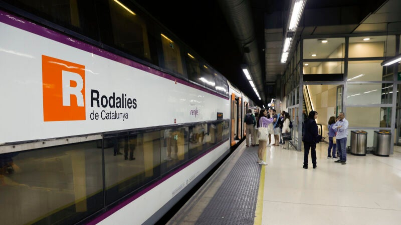 Un tren de Rodalies en la estación de Sants de Barcelona