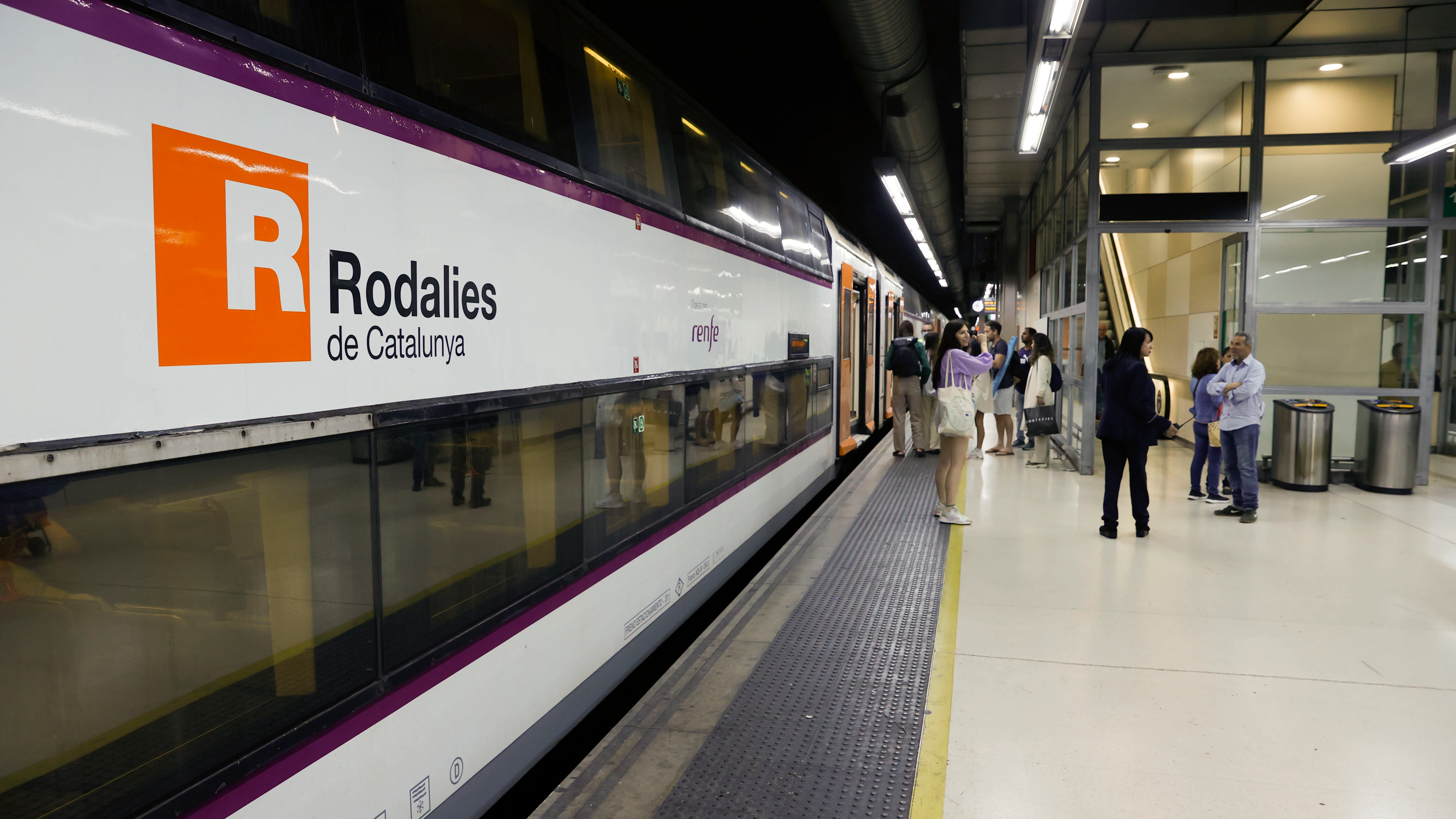 Un tren de Rodalies en la estación de Sants de Barcelona