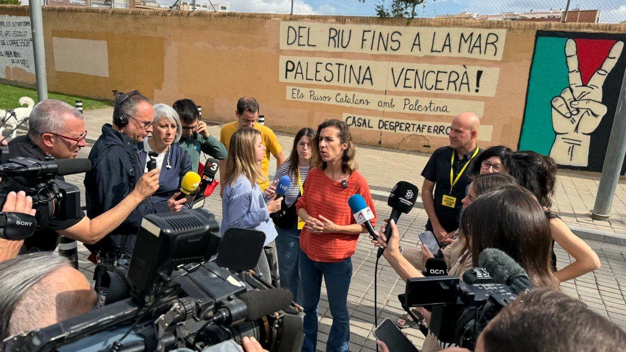 La candidata de la CUP a las elecciones catalanas, Laia Estrada, tras votar en su colegio electoral, en Reus (Tarragona).