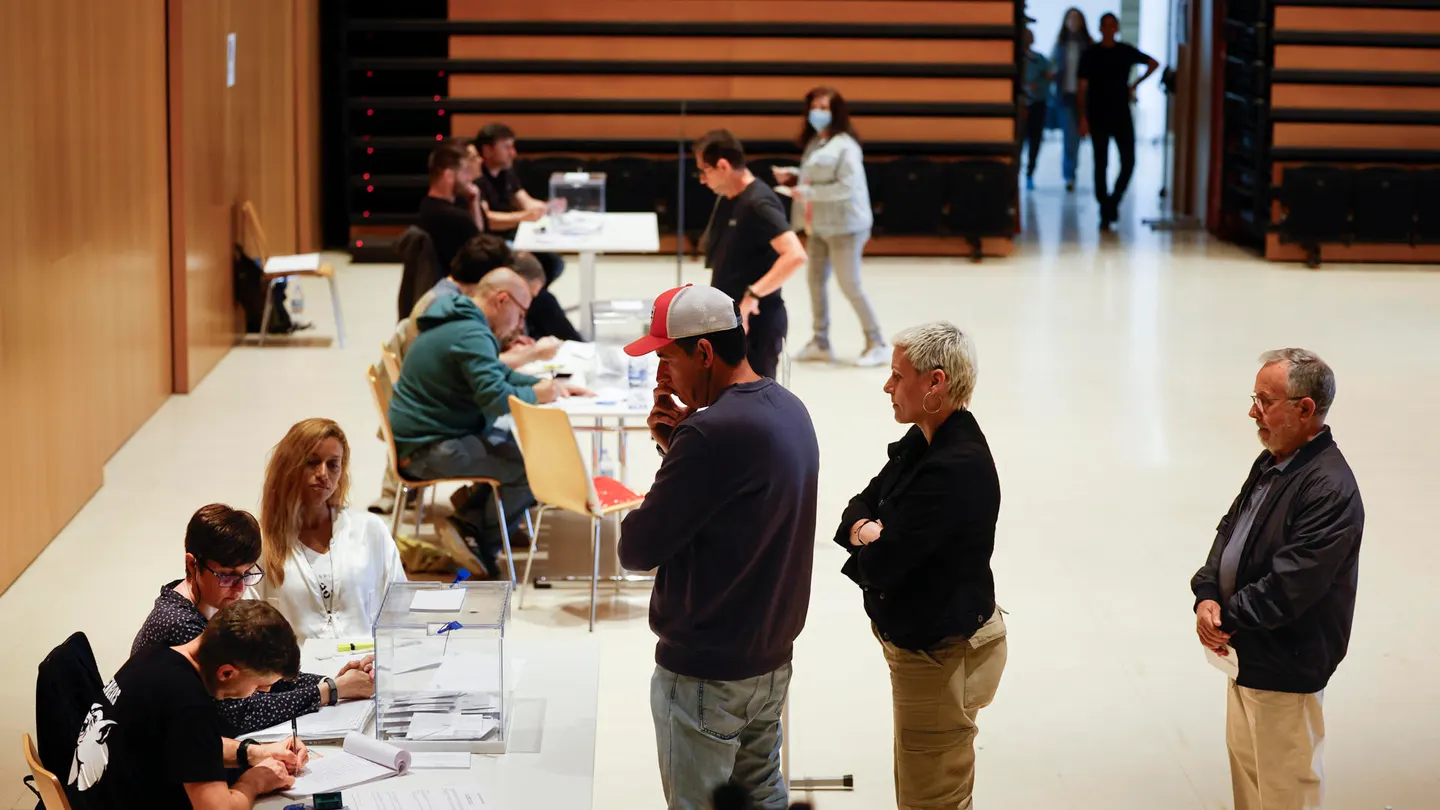 Vista de la cola para ejercer el derecho al voto en el Centro Cultural La Roca del Vallès de Barcelona Vista de la cola para ejercer el derecho al voto en el Centro Cultural La Roca del Vallès de Barcelona