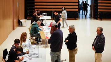 Vista de la cola para ejercer el derecho al voto en el Centro Cultural La Roca del Vallès de Barcelona