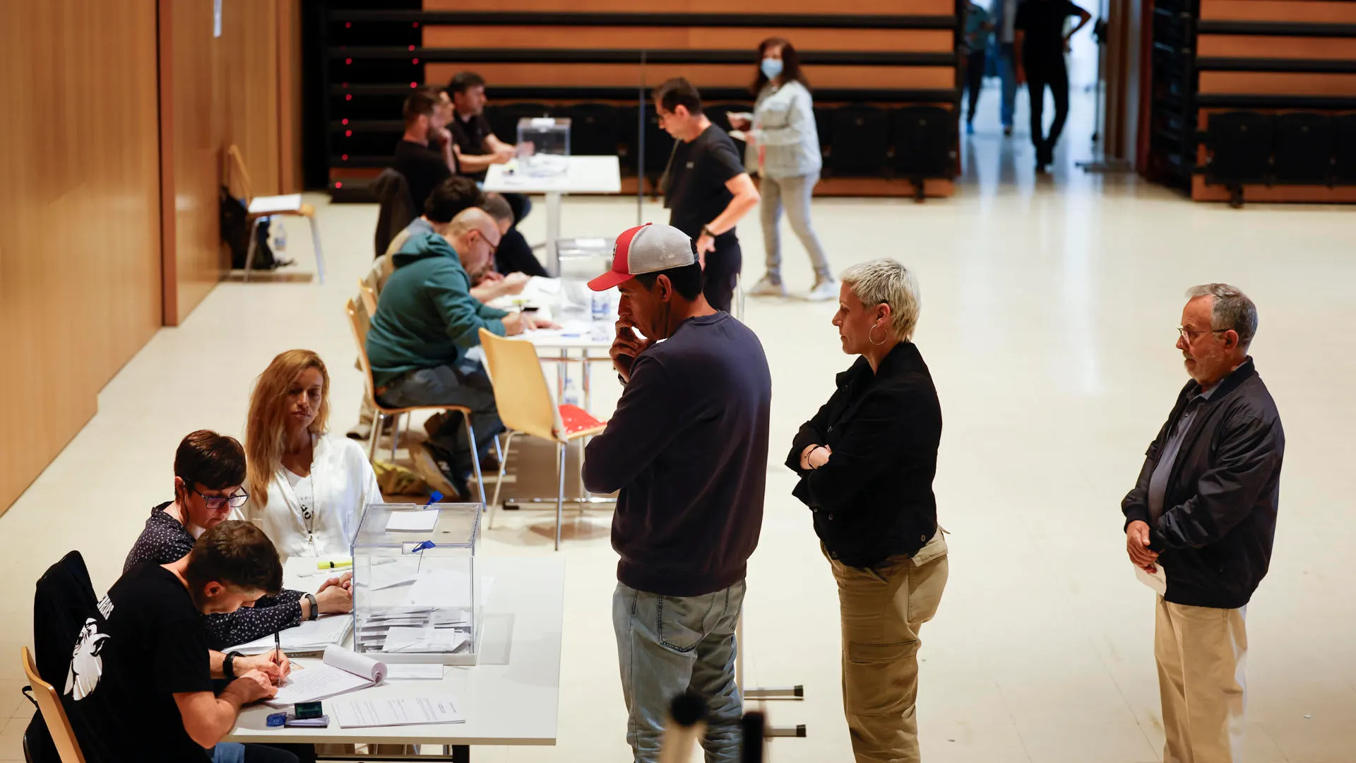 Vista de la cola para ejercer el derecho al voto en el Centro Cultural La Roca del Vallès de Barcelona